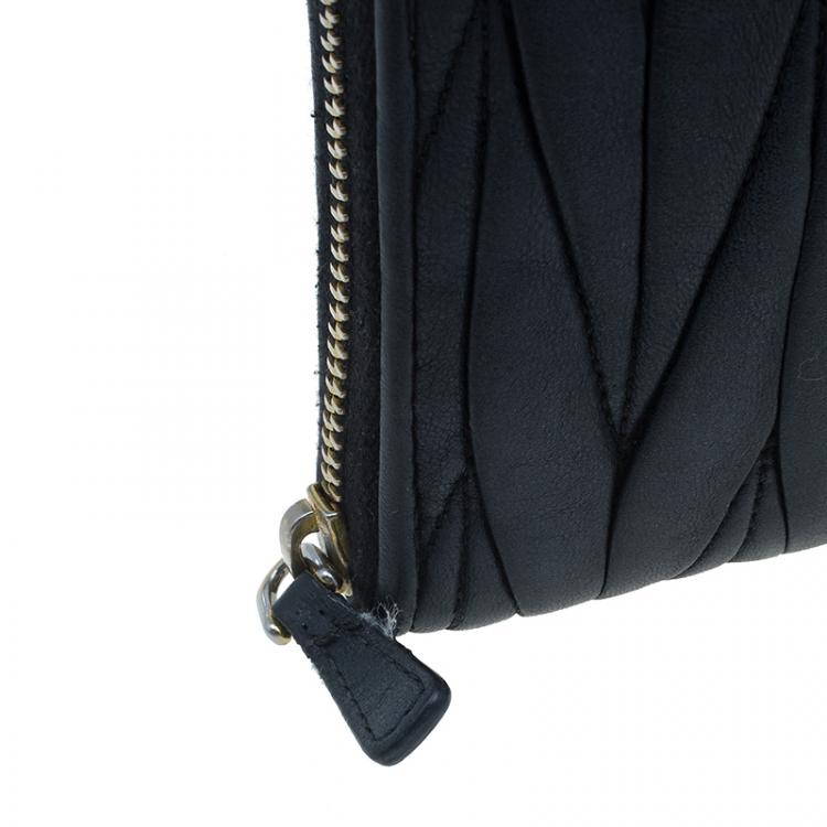 Pre Owned Miu Miu Black Leather Matelasse Wallet