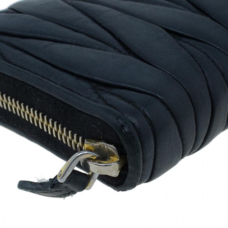 Pre Owned Miu Miu Black Leather Matelasse Wallet