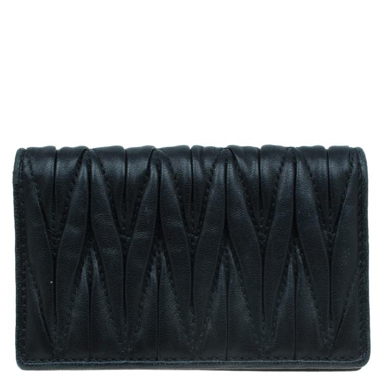 مملوكة مسبقًا Miu Miu Black Leather Matelasse Flap Cardholder 
