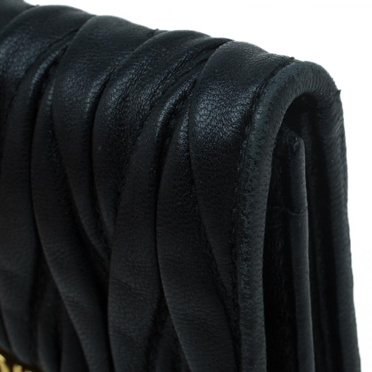 مملوكة مسبقًا Miu Miu Black Leather Matelasse Flap Cardholder 
