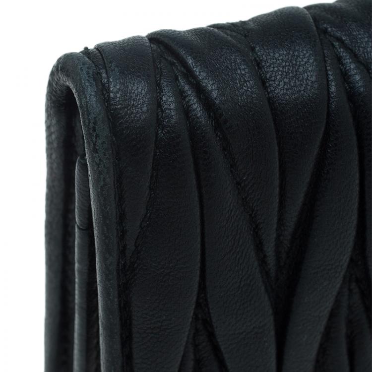 مملوكة مسبقًا Miu Miu Black Leather Matelasse Flap Cardholder 