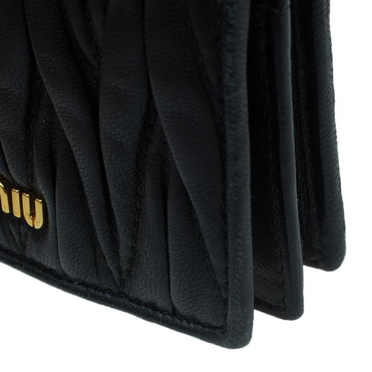مملوكة مسبقًا Miu Miu Black Leather Matelasse Flap Cardholder 