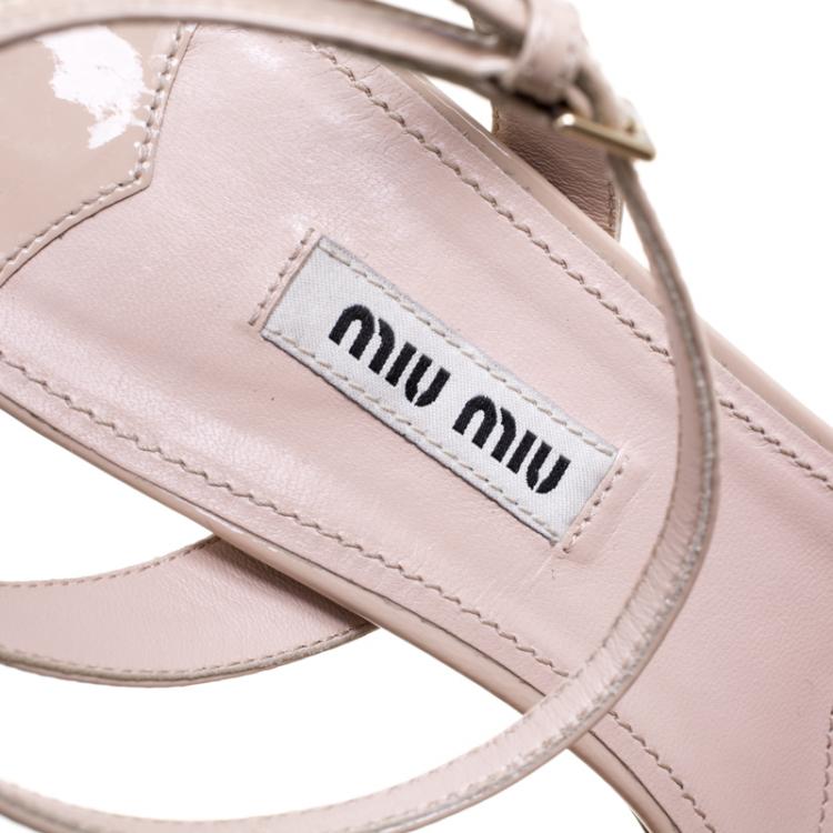 مملوكة مسبقًا Miu Miu Beige Patent Leather Ruffled Bow Embellished Ankle Strap Sandals Size 39