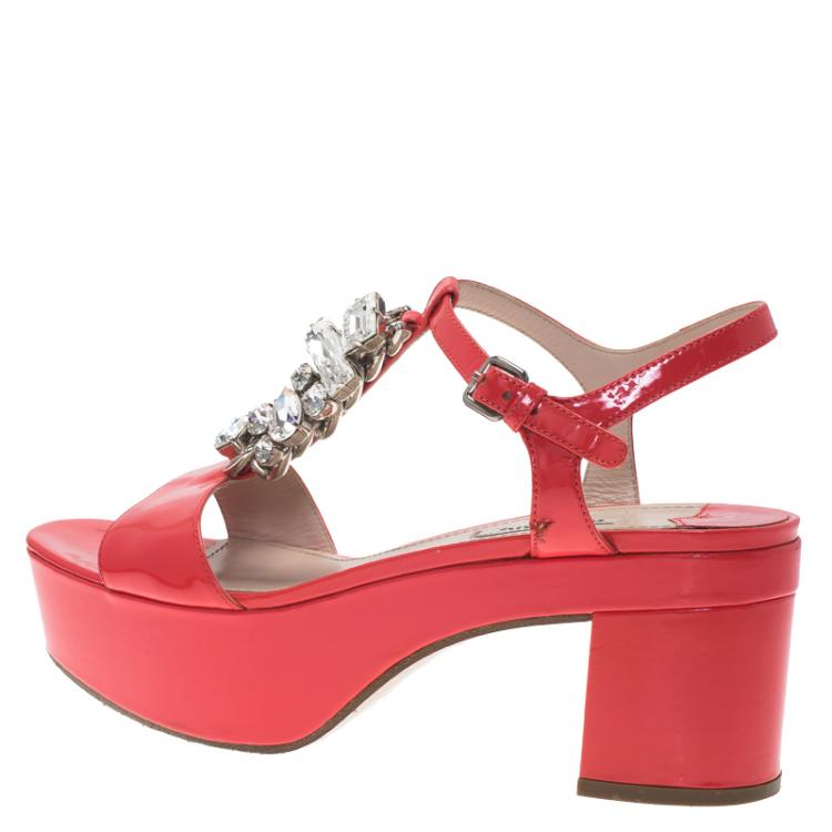 مملوكة مسبقًا Miu Miu Pink Patent Embellished T Strap Block Heel Platform Sandals Size 38