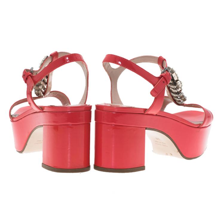مملوكة مسبقًا Miu Miu Pink Patent Embellished T Strap Block Heel Platform Sandals Size 38