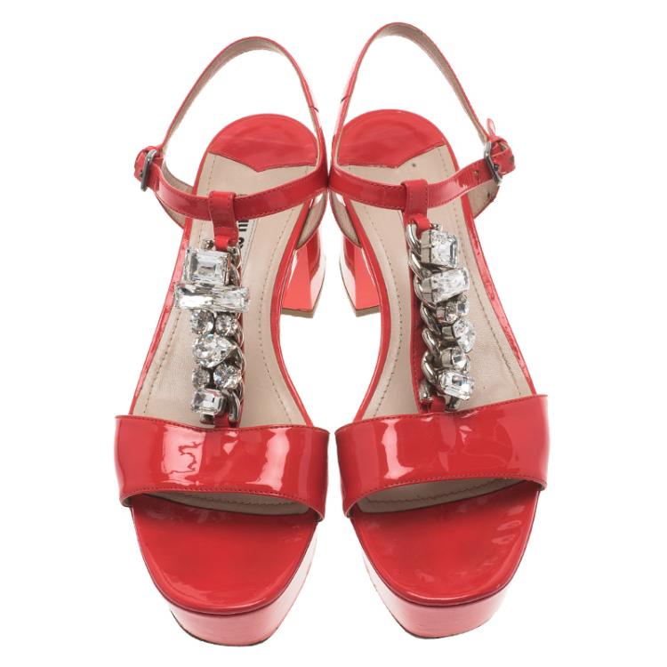 مملوكة مسبقًا Miu Miu Pink Patent Embellished T Strap Block Heel Platform Sandals Size 38