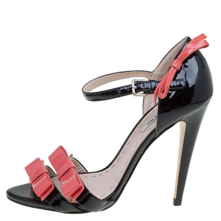 مملوكة مسبقًا Miu Miu Pink and Black Patent Bow Mary Jane Sandals Size 36