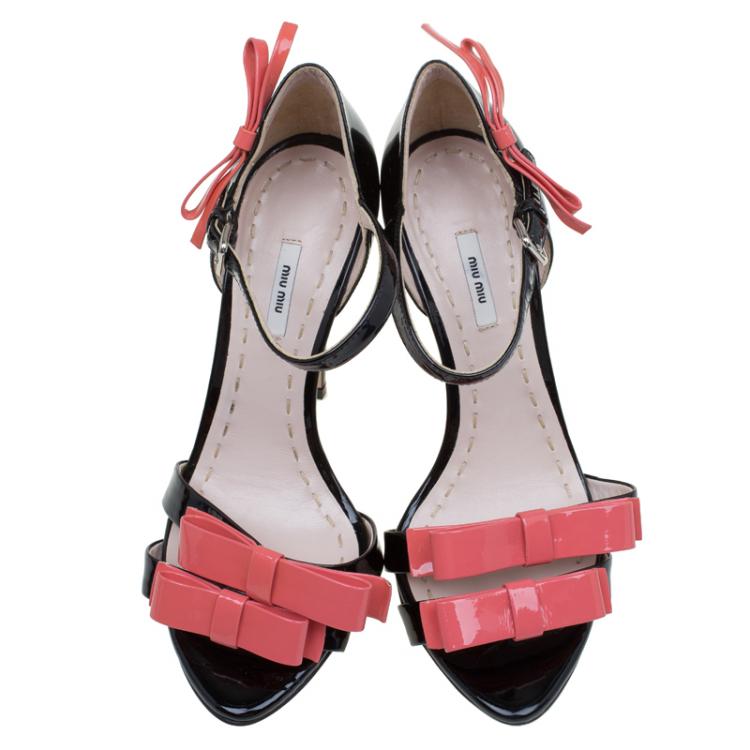مملوكة مسبقًا Miu Miu Pink and Black Patent Bow Mary Jane Sandals Size 36