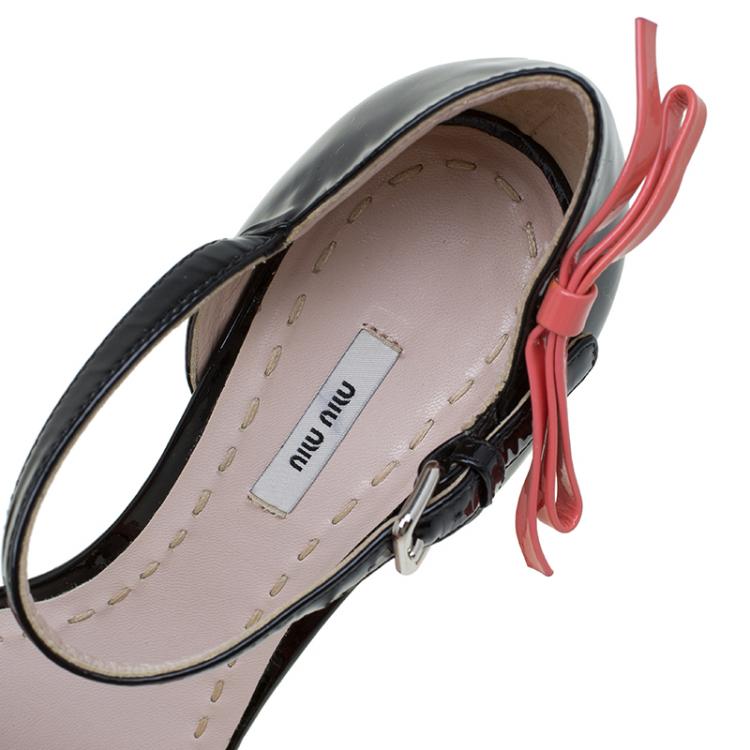 مملوكة مسبقًا Miu Miu Pink and Black Patent Bow Mary Jane Sandals Size 36