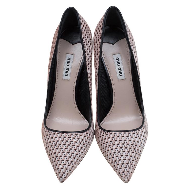 مملوكة مسبقًا Miu Miu Pale Pink Mesh Pointed Toe Pumps Size 39