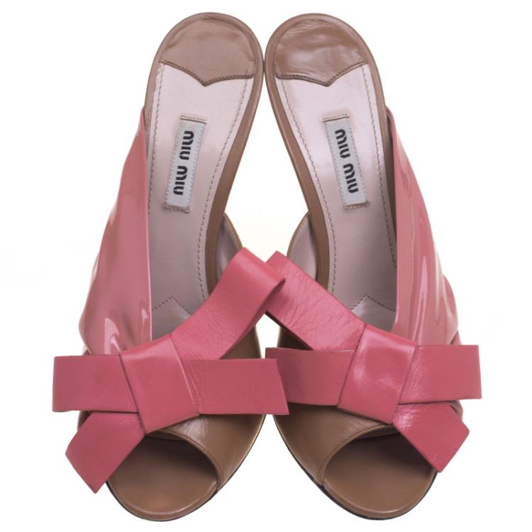 مملوكة مسبقًا Miu Miu Pink And Beige Ruched Patent Leather Bow Embellished Mules Size 40