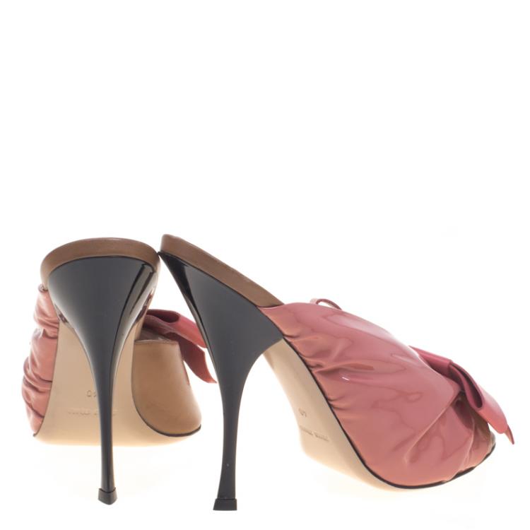 مملوكة مسبقًا Miu Miu Pink And Beige Ruched Patent Leather Bow Embellished Mules Size 40