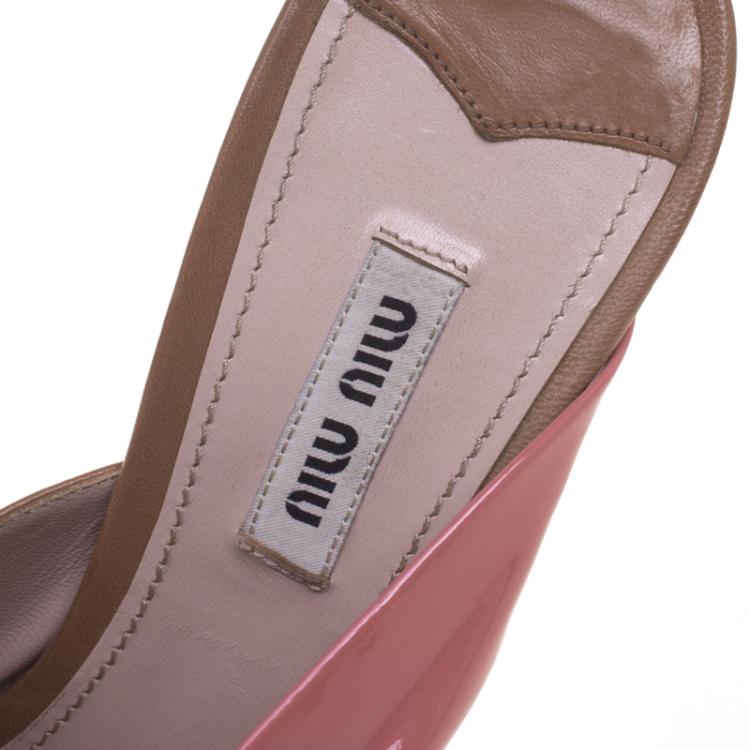مملوكة مسبقًا Miu Miu Pink And Beige Ruched Patent Leather Bow Embellished Mules Size 40
