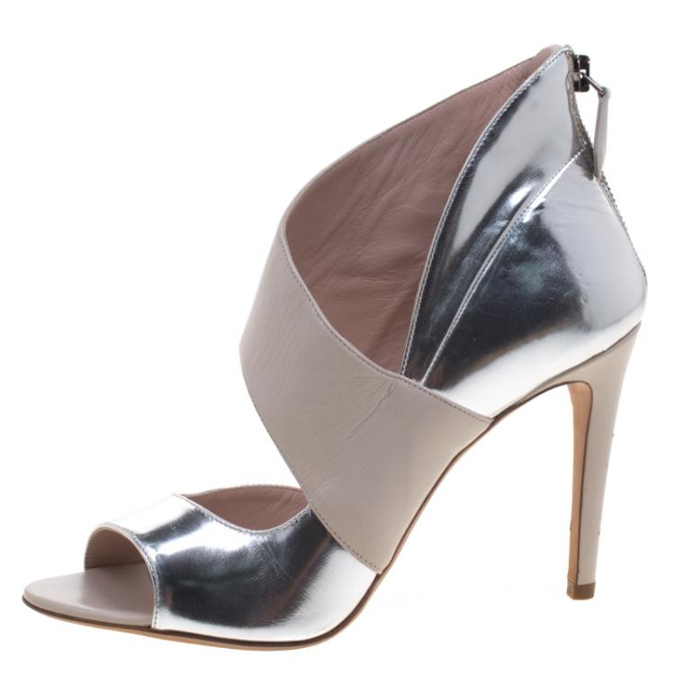 Pre Owned Miu Miu Two Tone Leather Asymmetrical Strap Peep Toe Pumps Size 38.5