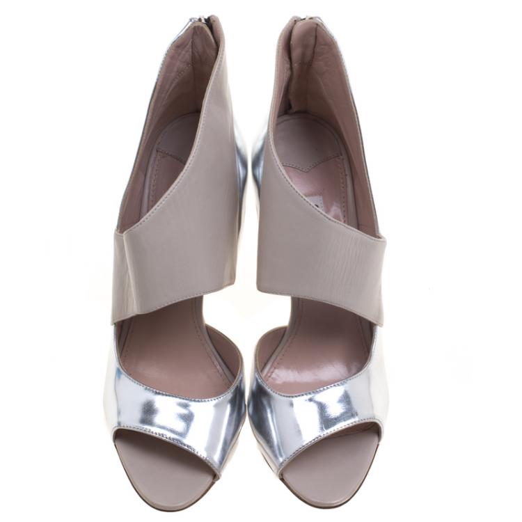 Pre Owned Miu Miu Two Tone Leather Asymmetrical Strap Peep Toe Pumps Size 38.5