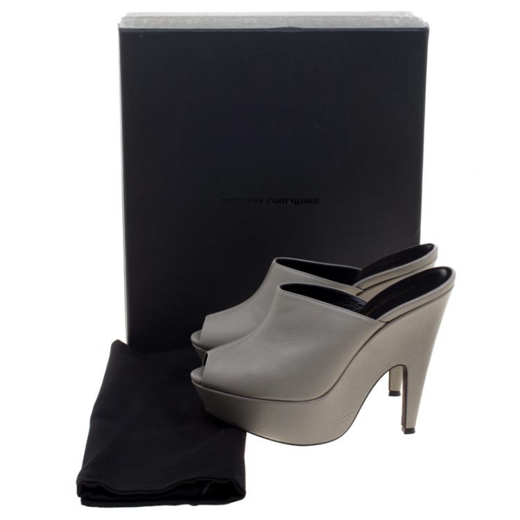 Pre Owned Narciso Rodriguez Grey Leather Peep Toe Clogs Size 37.5