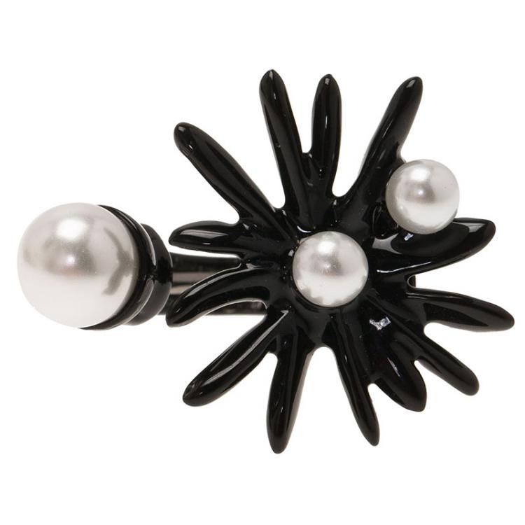 Pre Owned Oscar De La Renta Faux Pearl Black Enamel Flower Ring Size 53
