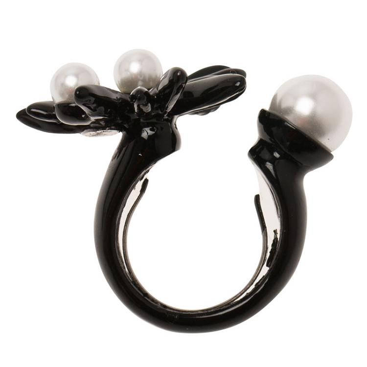 Pre Owned Oscar De La Renta Faux Pearl Black Enamel Flower Ring Size 53