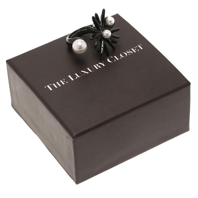 Pre Owned Oscar De La Renta Faux Pearl Black Enamel Flower Ring Size 53