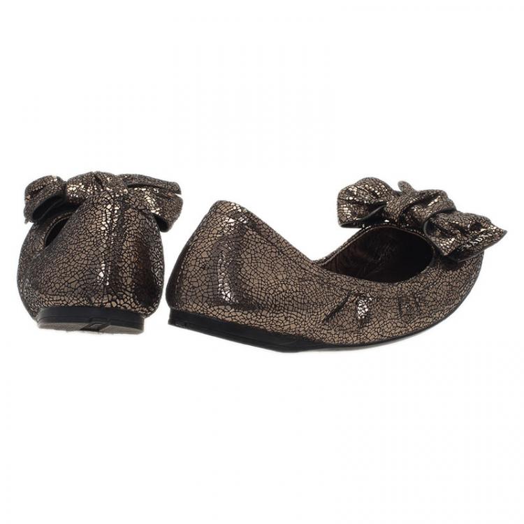 مملوكة مسبقًا Prada Sport Bronze Texture Leather Bow Ballet Flats Size 35.5
