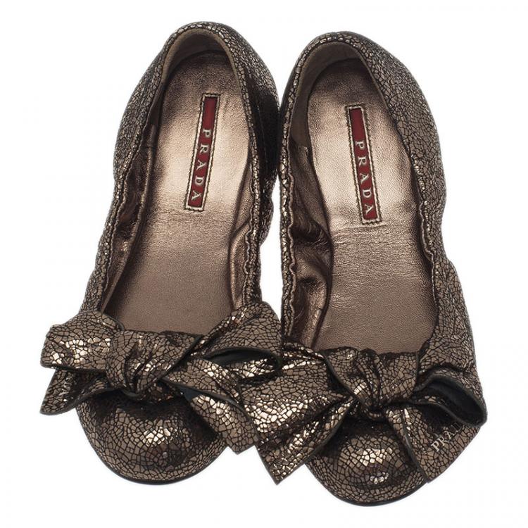 مملوكة مسبقًا Prada Sport Bronze Texture Leather Bow Ballet Flats Size 35.5