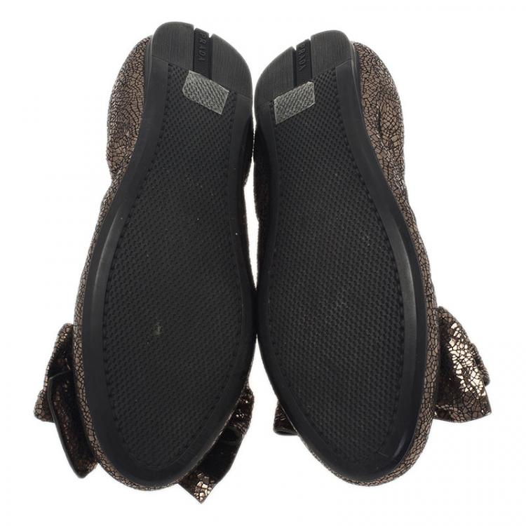 مملوكة مسبقًا Prada Sport Bronze Texture Leather Bow Ballet Flats Size 35.5