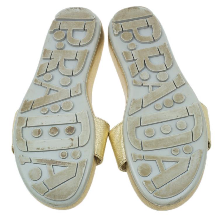 مملوكة مسبقًا Prada Sport Gold Saffiano Leather Slides Size 38