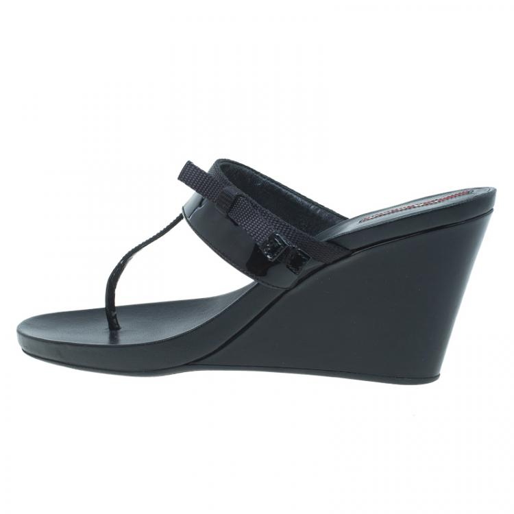 مملوكة مسبقًا Prada Sport Black Patent Leather Thong Wedge Sandals Size 40