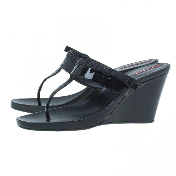 مملوكة مسبقًا Prada Sport Black Patent Leather Thong Wedge Sandals Size 40