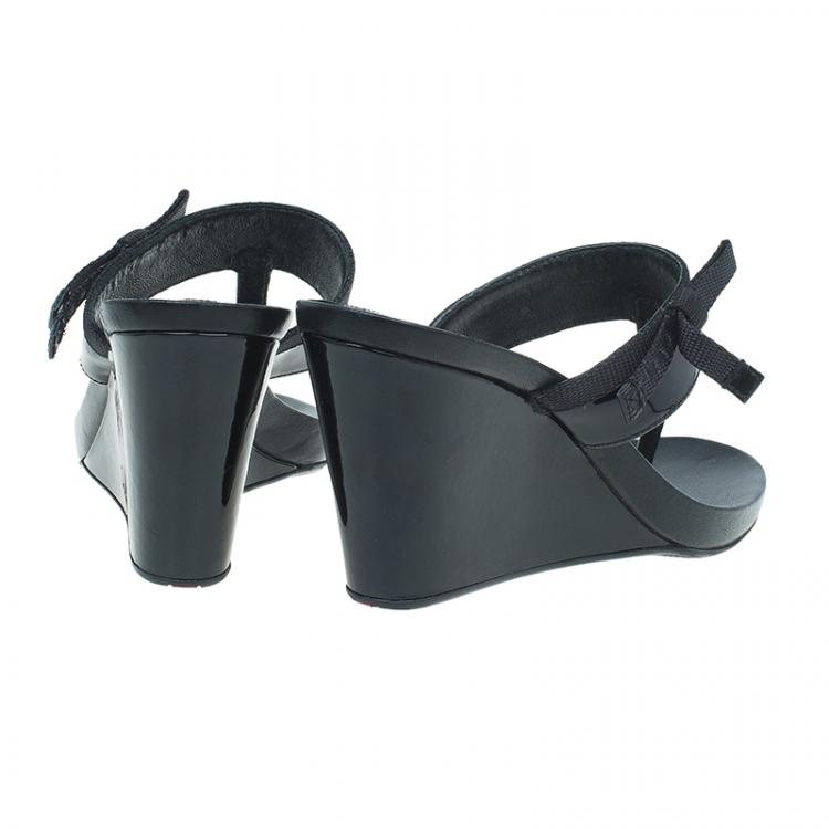 مملوكة مسبقًا Prada Sport Black Patent Leather Thong Wedge Sandals Size 40