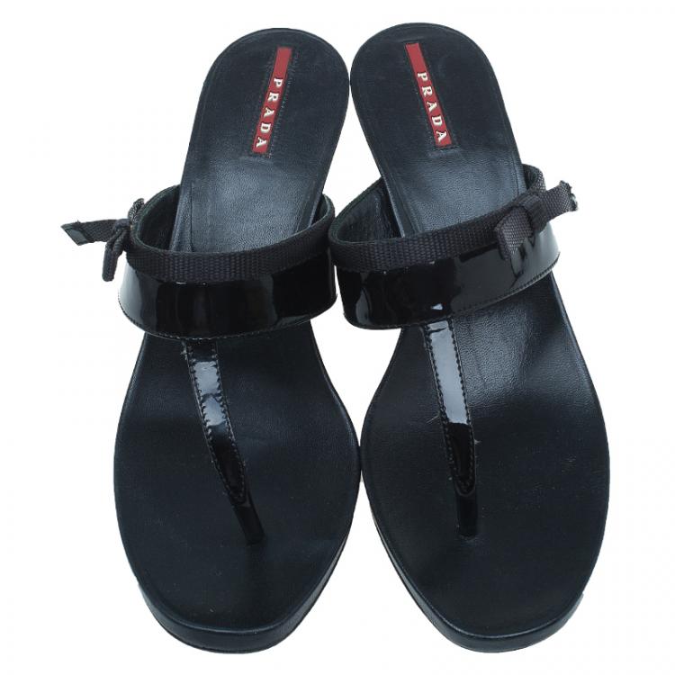 مملوكة مسبقًا Prada Sport Black Patent Leather Thong Wedge Sandals Size 40