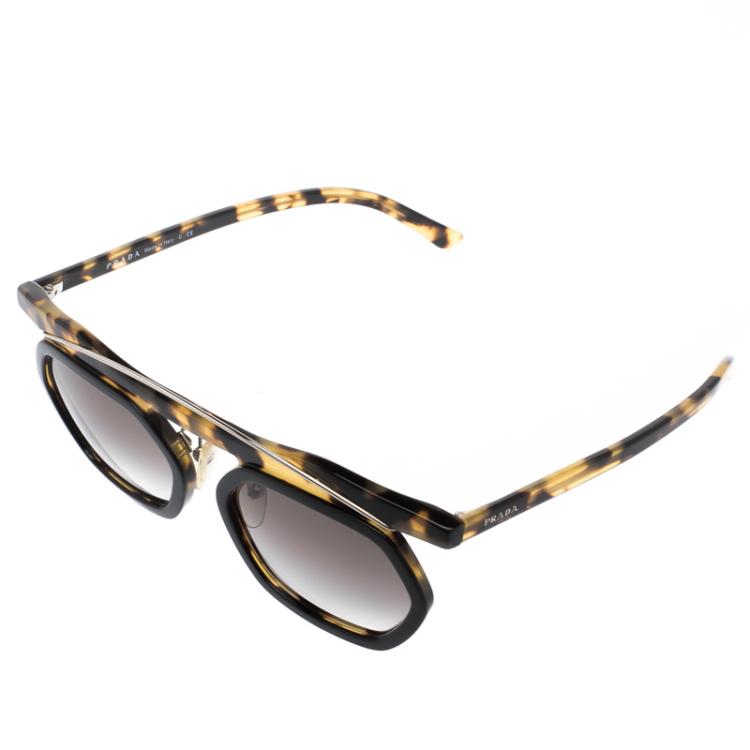 مملوكة مسبقًا Prada Brown Tortoise SPR 02P Shell Frame Sunglasses