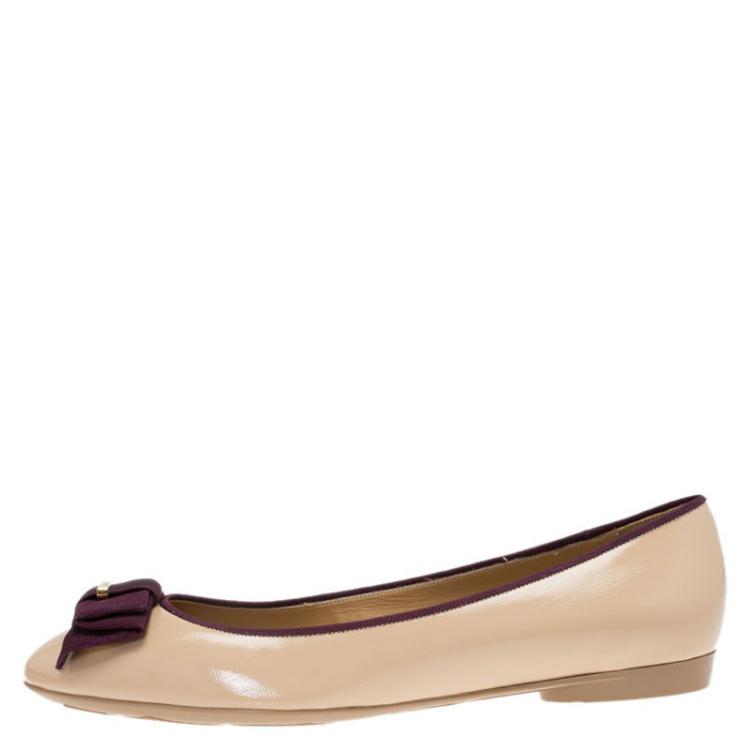 Vara Bow patent leather ballet flats in beige - Ferragamo