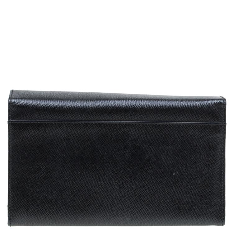 مملوكة مسبقًا Salvatore Ferragamo Black Leather Chain Clutch Bag