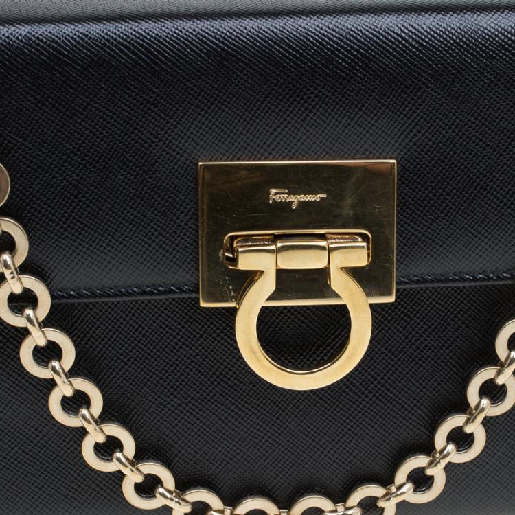 مملوكة مسبقًا Salvatore Ferragamo Black Leather Chain Clutch Bag