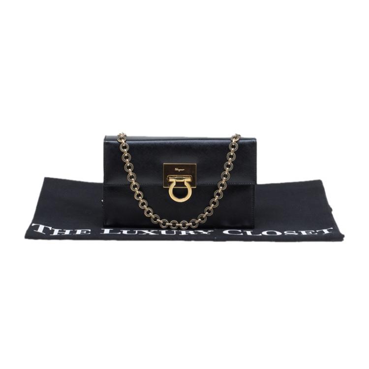 مملوكة مسبقًا Salvatore Ferragamo Black Leather Chain Clutch Bag