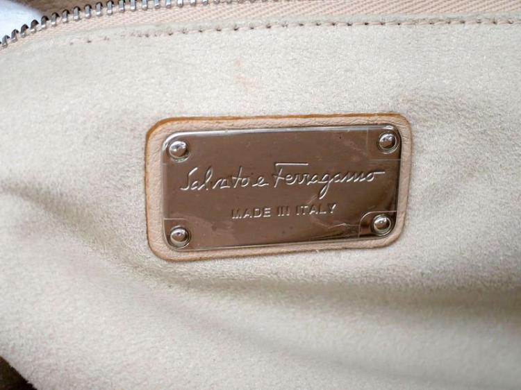 مملوكة مسبقًا Salvatore Ferragamo Beige Leather Verve Tote