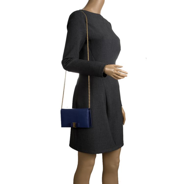 مملوكة مسبقًا Salvatore Ferragamo Blue Leather Miss Vara Wallet On Chain