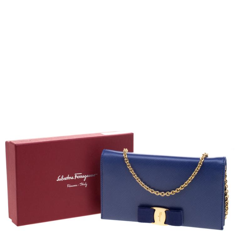 مملوكة مسبقًا Salvatore Ferragamo Blue Leather Miss Vara Wallet On Chain