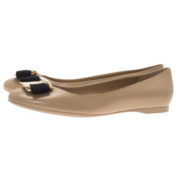 مملوكة مسبقًا Salvatore Ferragamo Beige Leather Ninna Kangaroo Bow Ballet Flats Size 40.5