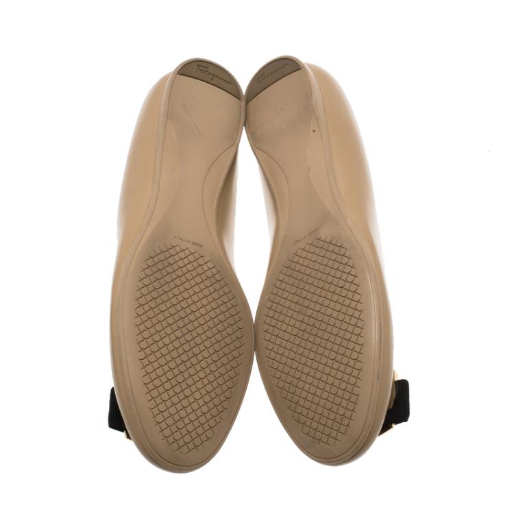 مملوكة مسبقًا Salvatore Ferragamo Beige Leather Ninna Kangaroo Bow Ballet Flats Size 40.5