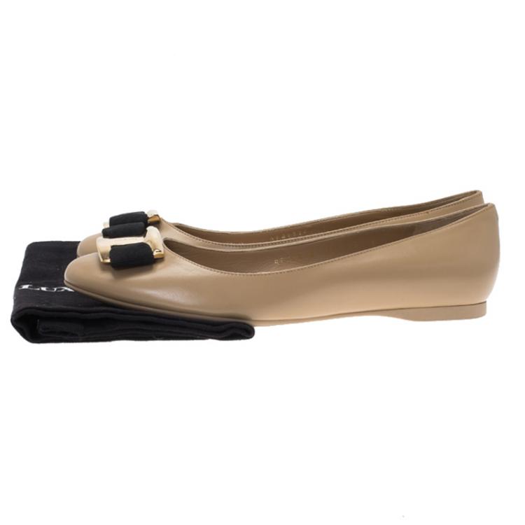مملوكة مسبقًا Salvatore Ferragamo Beige Leather Ninna Kangaroo Bow Ballet Flats Size 40.5