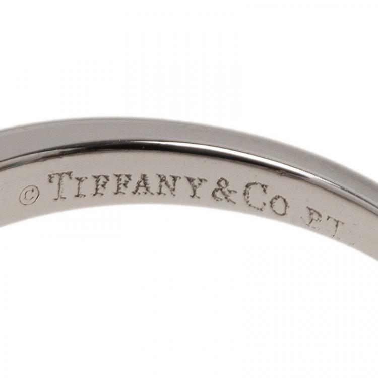 مملوكة مسبقًا Tiffany & Co. Round Brilliant 0.96 G VS1 Diamond  Ribbon Ring Size 51
