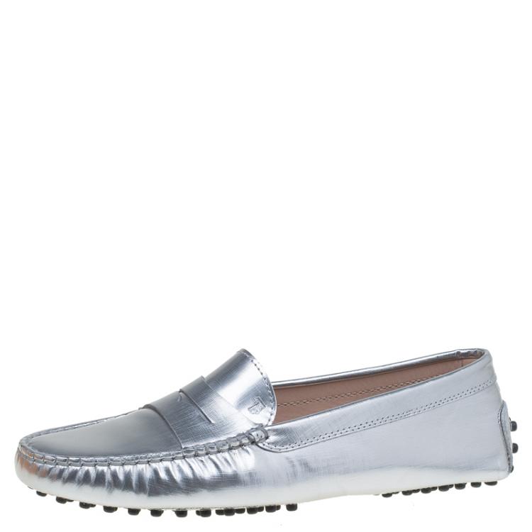 مملوكة مسبقًا Tod's Silver Metallic Leather Penny Loafers Size 38