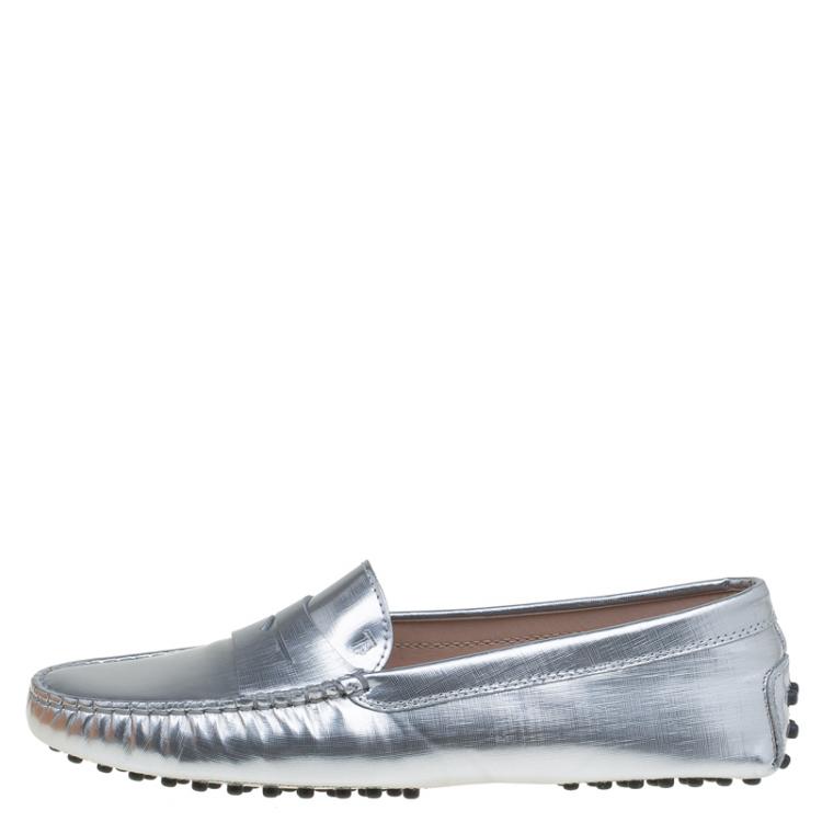 مملوكة مسبقًا Tod's Silver Metallic Leather Penny Loafers Size 38