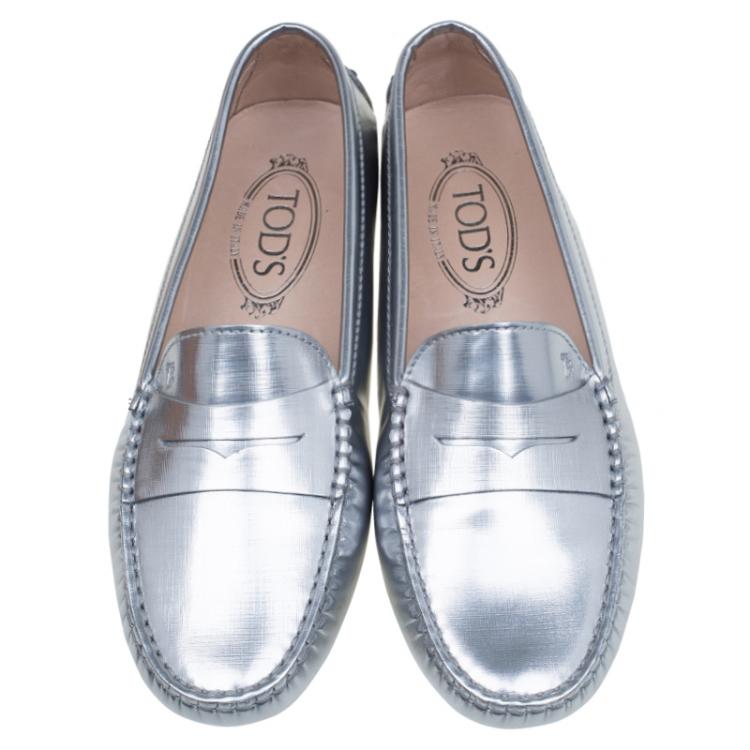 مملوكة مسبقًا Tod's Silver Metallic Leather Penny Loafers Size 38