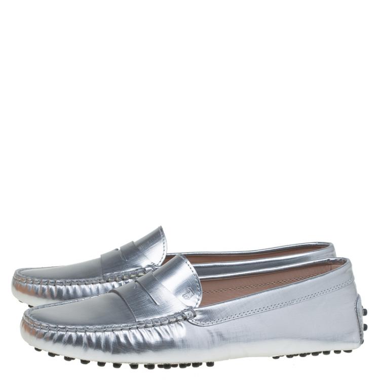 مملوكة مسبقًا Tod's Silver Metallic Leather Penny Loafers Size 38