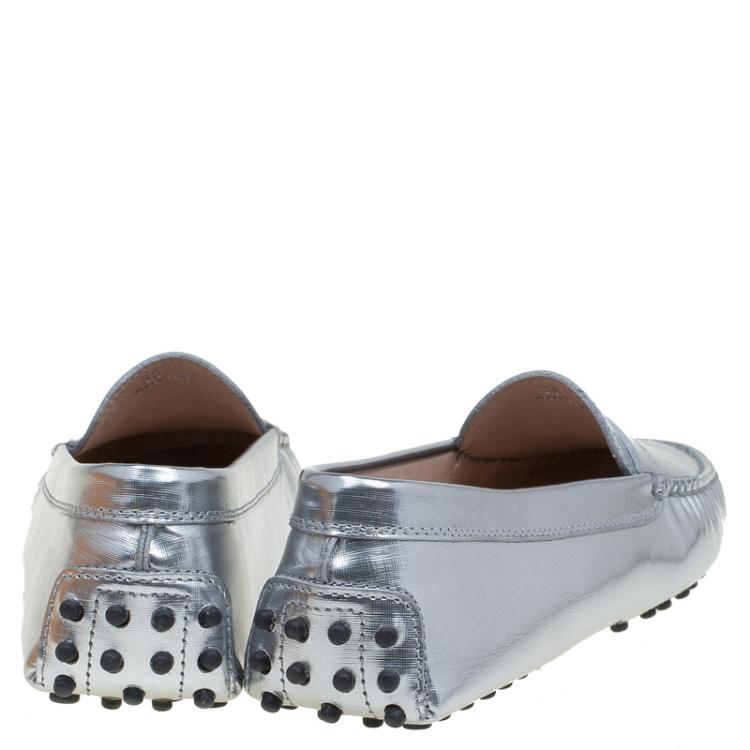 مملوكة مسبقًا Tod's Silver Metallic Leather Penny Loafers Size 38