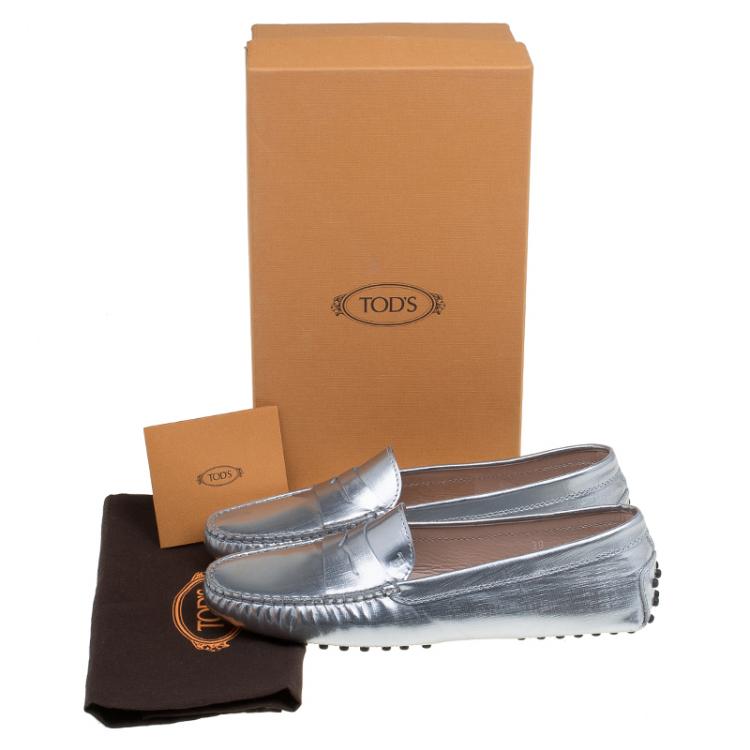 مملوكة مسبقًا Tod's Silver Metallic Leather Penny Loafers Size 38
