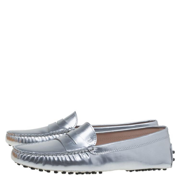 Pre Owned Tod's Silver Metallic Leather Gommini Moccasin Size 39